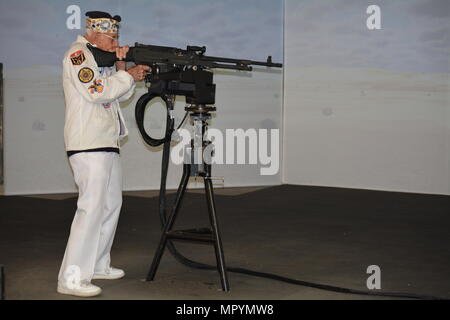 170418-N-OU356-707 Imperial Beach, Californie (18 avril 2017) Stu Hedley un premier maître de la Marine à la retraite, ancien combattant de la Seconde Guerre mondiale et survivant de Pearl Harbor, les feux d'un simulateur M240B machine gun formateur lors de sa visite à bord des rivières côtières Group (CRG) à 1 périphériques Naval Landing Field à Imperial Beach. Les riverains de la côte est de la Force Marine base outil a fournit des biens de grande valeur et de la protection des opérations de sécurité maritime dans les eaux intérieures et côtières. (U.S. Photo par Marine Conseiller Marine 1ère classe Jonathan Villena/libérés) Banque D'Images