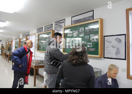 Shinji Ichiyanagi (à gauche) et son neveu Takashi Minda regarder un écran sur le Camp McCoy camp de prisonniers de guerre le 11 avril au Centre d'histoire de Fort McCoy. Le père de Ichiyanagi et Minda, le grand-père de Sosuke Ichiyanagi, a eu lieu au camp de 1943 à 1945. Minda dit son grand-père a parlé en bien de son temps à Camp McCoy et vraiment apprécié le soin et l'attention qu'il a eu des soldats stationnés à la poste. Il a indiqué que les soldats l'ont traité avec beaucoup de respect et lui a fait boire quand il n'y avait pas de nourriture. (U.S. Photo de l'armée par Aimee Malone, Public Affairs Office, Fort McCoy, Wisconsin) Banque D'Images