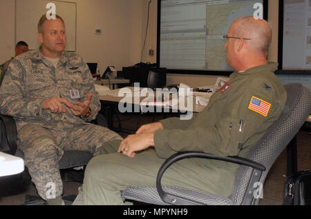 Le brig. Le général Timothy LaBarge, New York un double statut de la Garde nationale (à gauche), commandant, et le colonel Todd Daniel, un sous-titre 10 pour le commandant double statut (à droite), discuter de l'exploitation au cours Ardent Sentry 17 à la 42e Division d'infanterie, Troy, N.Y. l'armoirie le 26 avril 2017. Ardent Sentry est un rapport annuel de la défense aérospatiale de l'Amérique du Nord et le Commandement du Nord des États-Unis (US) NORTHCOMM exercice portait sur le soutien de la défense aux autorités civiles. (U.S. La Garde nationale de l'armée photo par le Sgt. Raymond Drumsta, 42e Division d'infanterie) Banque D'Images