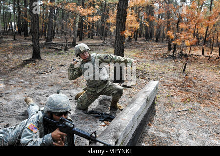 Réserve de l'armée américaine le Sgt. Luciano Batista, (à gauche) 299e compagnie du génie, 463rd Engineer Battalion, 411e Brigade du génie de l'armée américaine et le sergent de réserve. Kevin Warren, (à droite) 316e compagnie d'augmentation de la mobilité, 844e bataillon du génie, 926e Brigade du génie, d'attaque d'une position de mortier au cours de la grenade à main partie qualification de la compétition meilleur guerrier à Joint Base McGuire-Dix-Lakehurst, New Jersey. Le 27 avril 2017. Les candidats à 14 démontrent une connaissance de grenades, de maniabilité et de précision à ajouter à son score et, espérons-le, prendre le titre de meilleur guerrier ou meilleur Noncomm Banque D'Images