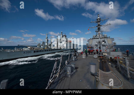 170426-N-ZE250-062 OCÉAN ATLANTIQUE (26 avril 2017) - La classe Arleigh Burke destroyer lance-missiles USS Carney (DDG 64) effectue un ravitaillement en mer avec la vague britannique-classe auxiliaire de la Flotte royale Wave Ruler (A390) tout en participant à un officier général de l'Entraînement maritime le 26 avril 2017. Carney, l'avant-déployé à Rota, Espagne, effectue actuellement sa troisième patrouille dans la sixième flotte américaine zone d'opérations à l'appui de la sécurité nationale des États-Unis en Europe. (U.S. Photo par marine Spécialiste de la communication de masse de la classe 3ème Weston Jones/libérés) Banque D'Images