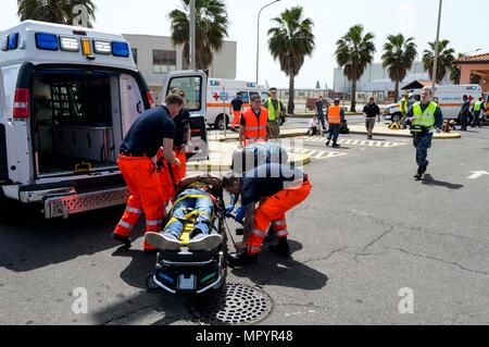 170426-N-OY339-242 SIGONELLA (Sicile, 26 avril, 2017) - le personnel médical répondre à une victime simulée sur la base aéronavale de Sigonella (NAS) au cours d'un exercice de tir pour une évaluation de l'état de préparation opérationnelle. Sigonella NAS est une base opérationnelle à terre qui permet aux alliés des États-Unis, et les forces du pays partenaire, d'être là où ils sont nécessaires et quand ils sont nécessaires pour assurer la sécurité et la stabilité en Europe, d'Afrique et d'Asie du Sud-Ouest. (U.S. Photo par marine Spécialiste de la communication de masse 2e classe Christopher Gordon/libérés) Banque D'Images