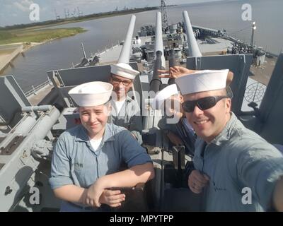 170422-N-XX082-001 Mobile, Alabama (22 avril 2017) 1ère classe Technicien de systèmes d'information Justin Sullivan, un instructeur à la guerre de l'Information de commande Formation Corry Station prend une photo avec les membres de l'équipe Cadets de la à bord de l'ex-USS Alabama (BB 60) à Battleship Memorial Park. (U.S. Photo par marine Technicien des systèmes d'information 1ère classe Justin Sullivan/libérés) Banque D'Images