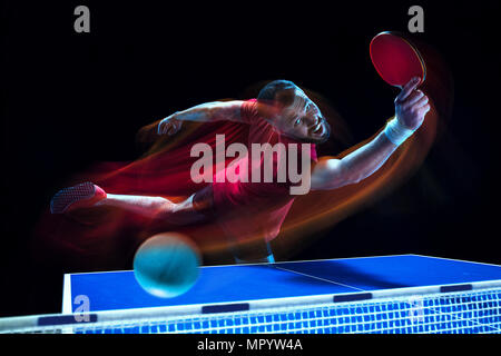 Le joueur de tennis de table servant Banque D'Images