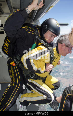 Jack Turner, un civil assistant du secrétaire de l'armée, et le sergent. Ken Severin, membre de l'armée de chevaliers d'or de l'équipe de démonstration de parachutisme, sortie de l'avion pour un saut en tandem le 25 avril 2017, plus de deux milles au-dessus de champ hors-la à Clarksville, Tennessee. Banque D'Images