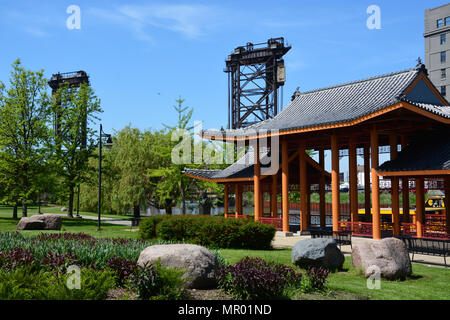 Ping Tom Memorial Park dans le quartier chinois de Chicago est construit sur un ancien dépôt de rails et situé entre la rivière Chicago et une ligne de marchandises du CN toujours actif Banque D'Images