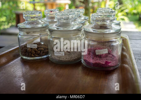 Différents thés et typiquement balinais coffes en pots, Tegenungan, Bali, Indonésie (09.05.2018) Banque D'Images