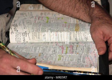 Close up of man's Bible marqué avec notes et faits saillants Banque D'Images