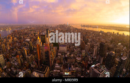 New York City skyline avec grattes-ciel de Manhattan à dynamique spectaculaire coucher du soleil après la tempête, USA. Et des éclairs, arc-en-ciel peut être vu en arrière-plan l'ove Banque D'Images