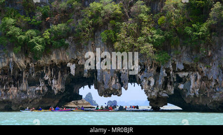 Grâce à l'aviron Kayaks calcaire extraordinaire arch Phang Nga Bay National Park Thaïlande Banque D'Images