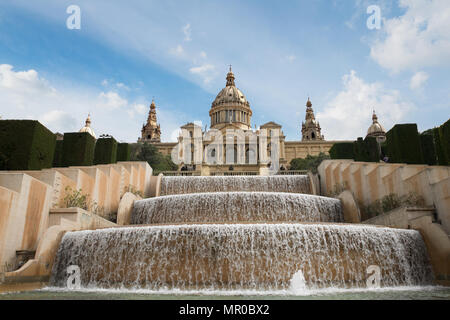 Barcelone Plaça de Espanya, le Musée National avec fontaine magique en après-midi à Barcelone. L'Espagne. Célèbre en Espagne. Banque D'Images