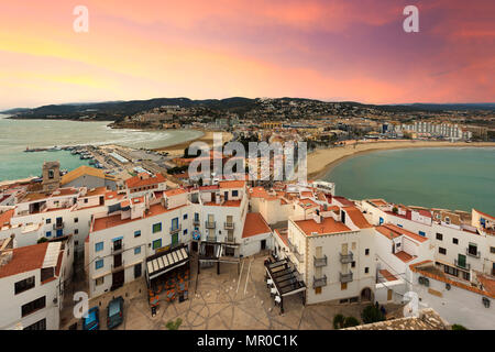 Vue sur la mer d'une hauteur de château du Pape Luna. Valence, Espagne. Peniscola. Castell. Le château médiéval des Templiers sur la plage. Bea Banque D'Images