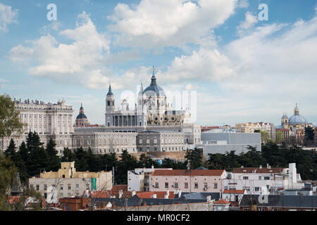 Vue de Madrid. Paysage de Santa Maria la Real de la cathédrale Almudena et le Palais Royal. Belle skyline à Madrid, Espagne. Banque D'Images