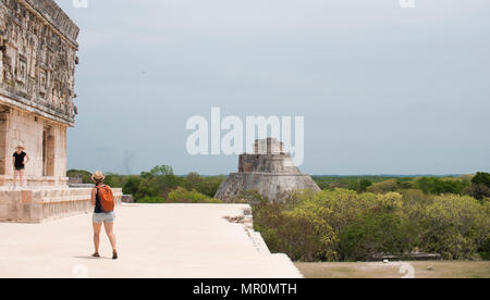 Le point de vue de la Pyramide du Magicien (Pirámide del Mago) Uxmal, extraite du Palais du Gouverneur, le Mexique Banque D'Images