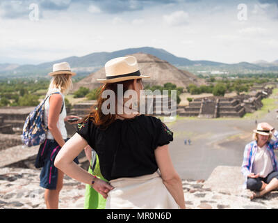 Visiteurs à Teotihuacán - Mexique Banque D'Images