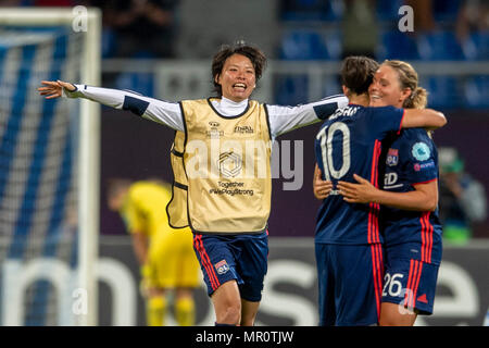 Saki Kumagai de Lyon et Dzsenifer Marozsan de Lyon et Amandine Henry de Lyon célèbre la victoire à la fin de la partie au cours de l'UEFA Women's Champions League match final entre VfL Wolfsburg 1-4 Olympique Lyon à Valeriy Lobanovskyi stade Dynamo de Kiev, Ukraine, le 24 mai 2018. Credit : Maurizio Borsari/AFLO/Alamy Live News Banque D'Images
