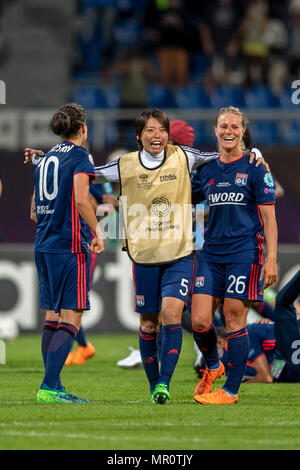 Saki Kumagai de Lyon et Dzsenifer Marozsan de Lyon et Amandine Henry de Lyon célèbre la victoire à la fin de la partie au cours de l'UEFA Women's Champions League match final entre VfL Wolfsburg 1-4 Olympique Lyon à Valeriy Lobanovskyi stade Dynamo de Kiev, Ukraine, le 24 mai 2018. Credit : Maurizio Borsari/AFLO/Alamy Live News Banque D'Images