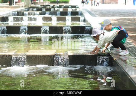Qingdao, Chine, la province de Shandong. 23 mai, 2018. Les enfants s'amuser au parc Laoshe à Qingdao, province de Shandong en Chine orientale, le 23 mai 2018. La ville côtière sera l'hôte du 18e sommet de l'Organisation de coopération de Shanghai (OCS) en juin. Credit : Zhang Cheng/Xinhua/Alamy Live News Banque D'Images