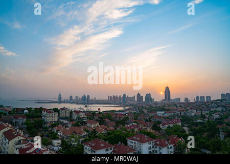 Qingdao. 23 mai, 2018. Photo prise le 23 mai 2018 présente une vue de Qingdao, province de Shandong en Chine orientale. La ville côtière sera l'hôte du 18e sommet de l'Organisation de coopération de Shanghai (OCS) en juin. Credit : Zhang Cheng/Xinhua/Alamy Live News Banque D'Images