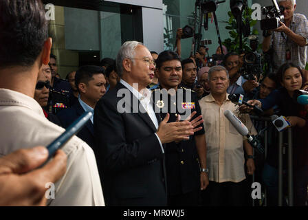 Putrajaya, Malaisie. 24 mai, 2018. L'ancien Premier Ministre de Malaisie Najib Razak, parle d'appuyer en en face de la Commission anticorruption malaisiens (MACC) le 24 mai 2018 à Putrajaya, Malaisie. Najib appelés à donner à propos 1MDB(1Malaysia Berhad de développement) et le SRC scandales internationaux qui ont participé un milliard de dollars la corruption. Crédit : Chris JUNG/Alamy Live News Banque D'Images