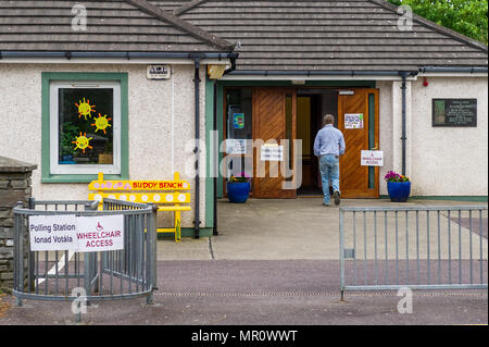 Schull, Irlande. 25 mai, 2018. Aujourd'hui est le jour du référendum sur le Huitième amendement de la Loi constitutionnelle de 1983 qui interdit les mères d'avoir des avortements. Le vote d'aujourd'hui est de savoir si le maintien ou l'abrogation de l'interdiction constitutionnelle de l'avortement. Un électeur est représenté dans le bureau de vote de Scoil Mhuire National School, Schull, West Cork, Irlande. Credit : Andy Gibson/Alamy Live News. Banque D'Images