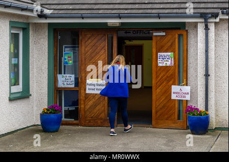 Schull, Irlande. 25 mai, 2018. Aujourd'hui est le jour du référendum sur le Huitième amendement de la Loi constitutionnelle de 1983 qui interdit les mères d'avoir des avortements. Le vote d'aujourd'hui est de savoir si le maintien ou l'abrogation de l'interdiction constitutionnelle de l'avortement. Un électeur est représenté dans le bureau de vote de Scoil Mhuire National School, Schull, West Cork, Irlande. Credit : Andy Gibson/Alamy Live News. Banque D'Images