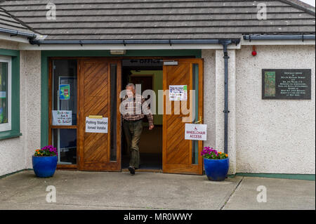 Schull, Irlande. 25 mai, 2018. Aujourd'hui est le jour du référendum sur le Huitième amendement de la Loi constitutionnelle de 1983 qui interdit les mères d'avoir des avortements. Le vote d'aujourd'hui est de savoir si le maintien ou l'abrogation de l'interdiction constitutionnelle de l'avortement. Un électeur est photographié de quitter le bureau de scrutin dans Scoil Mhuire National School, Schull, West Cork, Irlande. Credit : Andy Gibson/Alamy Live News. Banque D'Images