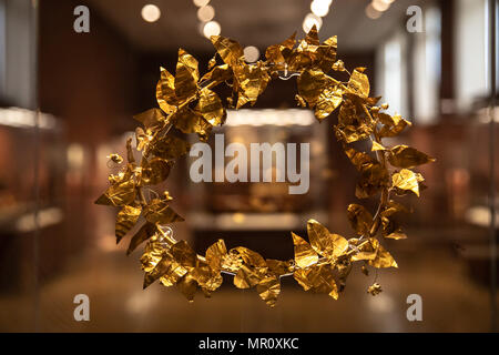 Athènes. 23 mai, 2018. Photo prise le 23 mai 2018 montre une couronne de feuilles d'or exposé au Musée Archéologique National à Athènes, Grèce. Situé dans le centre d'Athènes, le Musée National Archéologique abrite plus de 20 000 pièces, dont la plus belle collection d'antiquités grecques. Le Lefteris Crédit : Partsalis/Xinhua/Alamy Live News Banque D'Images