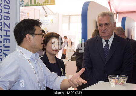 (180525) -- BELGRADE, 25 mai 2018 (Xinhua) -- Tomislav Nikolic (R), président du Conseil national de coordination avec la Russie et la Chine, des entretiens avec des représentants d'entreprises chinoises à la cérémonie d'ouverture de la foire d'exportation de Zhejiang (Chine) dans le centre de Belmax à Belgrade, en Serbie, le 24 mai 2018. Juste à l'exportation de Zhejiang (Chine) s'est ouverte ici le jeudi pour la deuxième année consécutive, visant à stimuler les échanges entre la Serbie et la Chine dans la province du Zhejiang, pour créer de nouvelles occasions d'exportation et d'approfondir l'ensemble de la coopération économique entre les deux pays. (Xinhua/Nemanja Cabric) Banque D'Images