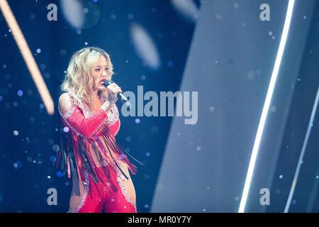 24 mai 2018, l'Allemagne, Düsseldorf : la chanteuse Rita Ora effectue sur scène lors de la finale de la télévision allemande casting show 'Germany's Next Topmodel'. Photo : Marcel Kusch/dpa Banque D'Images