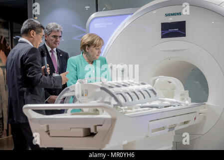 25 mai 2018, la Chine, Shenzhen : la chancelière allemande Angela Merkel de l'Union chrétienne-démocrate (CDU) prend un tour de l'entreprise Siemens Shenzhen LTD par résonance magnétique, aux côtés de Siemens Chef Joe Kaeser (c). Le directeur général de la société Huaiyu Pan (l) montre à ses visiteurs un scanner IRM. Merkel est en Chine pour une visite d'Etat de deux jours. Photo : Michael Kappeler/dpa Banque D'Images