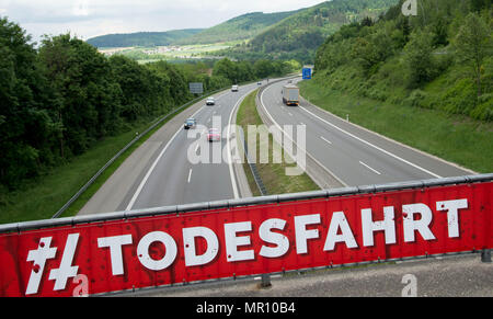 24 Mai 2018 : Allemagne : Geisingen, une bannière, attaché à l'reiling d'un pont traversant une autoroute, indique 'Todesfahrt fatale'.) dans le cadre d'une campagne contre les courses automobiles sur les autoroutes allemandes. Photo : Steffen Schmidt epa/Scanpix Sweden/dpa Banque D'Images