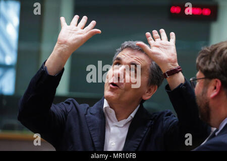 Bruxelles, Belgique. 25 mai, 2018. Le ministre grec des Finances d'Euclid Tsakalotos réagit comme il attend que le début d'une réunion des ministres des Finances de l'Eurogroupe lors du Conseil européen de Bruxelles, Belgique, 24 mai 2018. Credit : Aris Oikonomou/Alamy Live News Banque D'Images