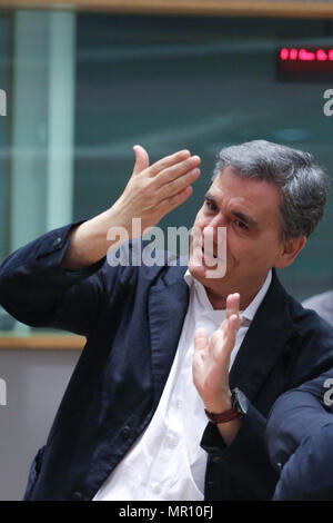 Bruxelles, Belgique. 25 mai, 2018. Le ministre grec des Finances d'Euclid Tsakalotos réagit comme il attend que le début d'une réunion des ministres des Finances de l'Eurogroupe lors du Conseil européen de Bruxelles, Belgique, 24 mai 2018. Credit : Aris Oikonomou/Alamy Live News Banque D'Images