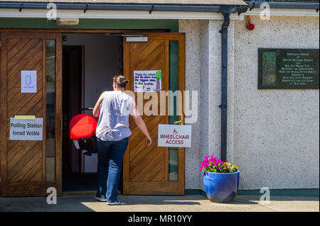 Schull, Irlande. 25 mai, 2018. Aujourd'hui est le jour du référendum sur le Huitième amendement de la Loi constitutionnelle de 1983 qui interdit les mères d'avoir des avortements. Le vote d'aujourd'hui est de savoir si le maintien ou l'abrogation de l'interdiction constitutionnelle de l'avortement. Les électeurs sont en photo dans le bureau de vote de Scoil Mhuire National School, Schull, West Cork, Irlande. Credit : Andy Gibson/Alamy Live News. Banque D'Images