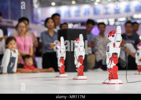 Hefei, Chine, Anhui Province. 25 mai, 2018. Effectuer à la danse des robots 2018 Convention de la fabrication mondiale de Hefei, Anhui Province de Chine orientale, le 25 mai 2018. Salon et forum de fabrication intelligents ont eu lieu au cours de la convention le vendredi. Credit : Zhang Duan/Xinhua/Alamy Live News Banque D'Images