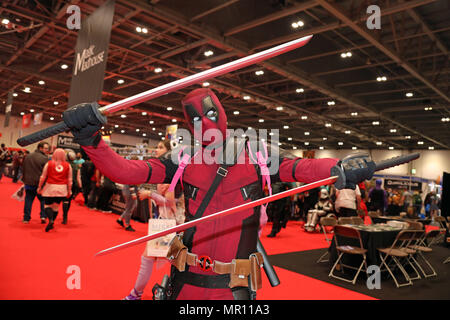 Londres, Royaume-Uni. 25 mai 2018. Les participants habillés comme Deadpool à la MCM Comic Con London festival à Excel à Londres, Angleterre Crédit : Paul Brown/Alamy Live News Banque D'Images