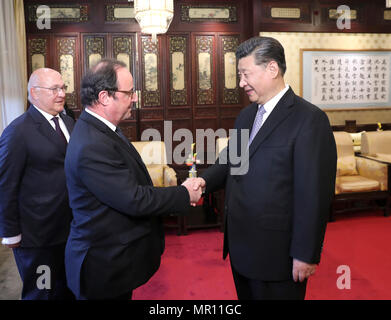 (180525) -- BEIJING, 25 mai 2018 (Xinhua) -- le président chinois Xi Jinping rencontre avec l'ancien Président français François Hollande à la Diaoyutai State Guesthouse à Beijing, capitale de Chine, le 25 mai 2018. (Xinhua/Pang Xinglei) (wyl) Banque D'Images