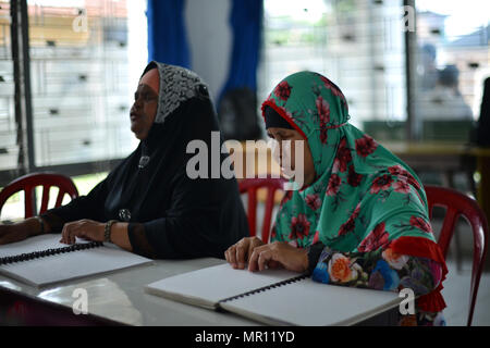 24 mai 2018 - Medan, Nord Sumatra, Indonésie - femmes musulmans aveugles vu la lecture du Coran en braille pendant le Ramadan..les musulmans à travers le monde observent le mois saint du Ramadan,.qui s'abstiennent de boire, manger et fumer de l'aube jusqu'au crépuscule. (Crédit Image : © Lana Priatna/SOPA des images à l'aide de Zuma sur le fil) Banque D'Images