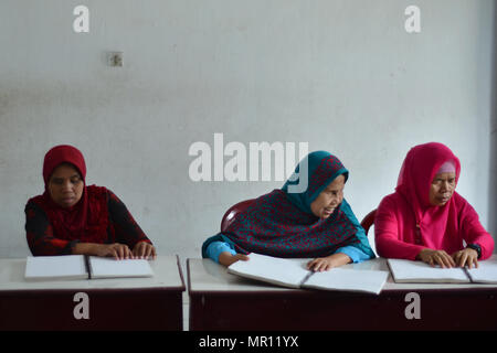 25 mai 2018 - Medan, Nord Sumatra, Indonésie - femmes musulmans aveugles vu la lecture du Coran en braille pendant le Ramadan..les musulmans à travers le monde observent le mois saint du Ramadan,.qui s'abstiennent de boire, manger et fumer de l'aube jusqu'au crépuscule. (Crédit Image : © Lana Priatna/SOPA des images à l'aide de Zuma sur le fil) Banque D'Images