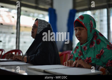 25 mai 2018 - Medan, Nord Sumatra, Indonésie - femmes musulmans aveugles vu la lecture du Coran en braille pendant le Ramadan..les musulmans à travers le monde observent le mois saint du Ramadan,.qui s'abstiennent de boire, manger et fumer de l'aube jusqu'au crépuscule. (Crédit Image : © Lana Priatna/SOPA des images à l'aide de Zuma sur le fil) Banque D'Images