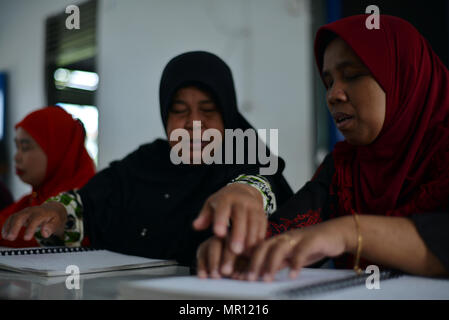 25 mai 2018 - Medan, Nord Sumatra, Indonésie - femmes musulmans aveugles vu la lecture du Coran en braille pendant le Ramadan..les musulmans à travers le monde observent le mois saint du Ramadan,.qui s'abstiennent de boire, manger et fumer de l'aube jusqu'au crépuscule. (Crédit Image : © Lana Priatna/SOPA des images à l'aide de Zuma sur le fil) Banque D'Images