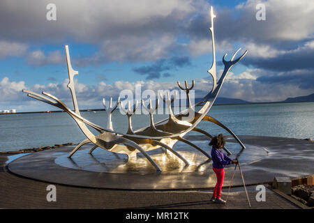 Drakkar Viking à Reykjavík, Islande. 25/05/2018. Météo. Froid, agréable de commencer la journée comme un touriste américain bénéficie de la refléter les rayons du soleil sur le Soleil Voyager le long de la sculpture Solfar Reykjavík' promenade de front de mer. La vue d'une sculpture en acier massif par Jón Gunnar Arnason qui peut ressembler à un drakkar viking, mais en fait, un rêve voile et ode au soleil. /AlamyLiveNews MediaWorldImages Crédit : Banque D'Images