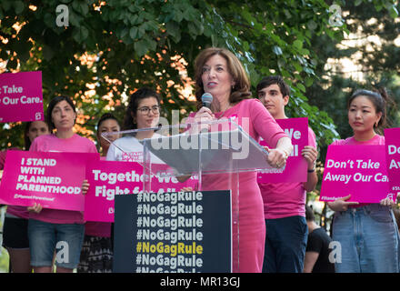 New York, USA. 24 mai 2018. Lieutenant-gouverneur de New York Kathy Hochul parle à titre X (titre 10) Rallye du bâillon à New York, organisé par la planification familiale de la ville de New York le 24 mai 2018, la réaction du Président du Trump essayer de Medicaid et l'interdiction du financement fédéral pour les fournisseurs de soins médicaux qui fournissent de l'information médicale, juridique complet aux patients qui souhaitent ou qui ont besoin de services d'avortement. Credit : Brigette Supernova/Alamy Live News Banque D'Images