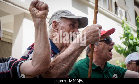 Athènes, Grèce. 25 mai, 2018. Vu manifestant scandant des slogans lors de la manifestation de protestation devant les retraités.Ministère de la santé à Athènes qu'ils exigent pour fin de coupures et de santé gratuits pour tous les retraités. Credit : Ioannis Alexopoulos SOPA/Images/ZUMA/Alamy Fil Live News Banque D'Images