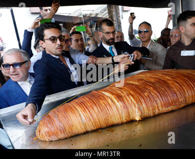 Naples, Italie. 25 mai 2018. Sweet Sfogliatella dans le Guinness Book des Records du monde, vingt kilos de semoule, trente kilos de sucre, ricotta, vingt six d'oranges confites pour faire l'une des typiques gâteaux napolitains, pour un total de 95 kilos et une longueur de 1,5 mètres Crédit : Ciro de luca/Alamy Live News Banque D'Images