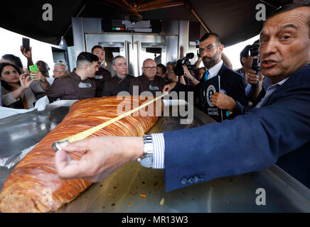 Naples, Italie. 25 mai 2018. Sweet Sfogliatella dans le Guinness Book des Records du monde, vingt kilos de semoule, trente kilos de sucre, ricotta, vingt six d'oranges confites pour faire l'une des typiques gâteaux napolitains, pour un total de 95 kilos et une longueur de 1,5 mètres Crédit : Ciro de luca/Alamy Live News Banque D'Images