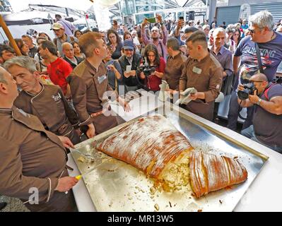 Naples, Italie. 25 mai 2018. Sweet Sfogliatella dans le Guinness Book des Records du monde, vingt kilos de semoule, trente kilos de sucre, ricotta, vingt six d'oranges confites pour faire l'une des typiques gâteaux napolitains, pour un total de 95 kilos et une longueur de 1,5 mètres Crédit : Ciro de luca/Alamy Live News Banque D'Images