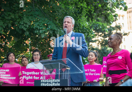 New York, USA. 24 mai 2018. New York City le maire Bill DeBlasio parle à titre X (titre 10) Rallye du bâillon à New York, organisé par la planification familiale de la ville de New York le 24 mai 2018, la réaction du Président du Trump essayer de Medicaid et l'interdiction du financement fédéral pour les fournisseurs de soins médicaux qui fournissent de l'information médicale, juridique complet aux patients qui souhaitent ou qui ont besoin de services d'avortement. Credit : Brigette Supernova/Alamy Live News Banque D'Images