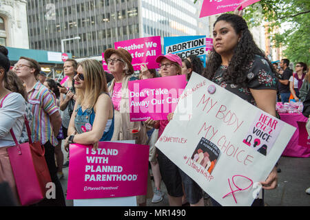 Supports avec des signes à un titre X (titre 10) Rallye du bâillon à New York, organisé par la planification familiale de la ville de New York le 24 mai 2018, la réaction du Président du Trump essayer de Medicaid et l'interdiction du financement fédéral pour les fournisseurs de soins médicaux qui fournissent de l'information médicale, juridique complet aux patients qui souhaitent ou qui ont besoin de services d'avortement. Banque D'Images